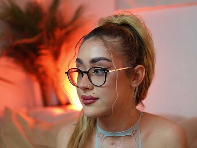 AileenKiss's BongaCams show and profile