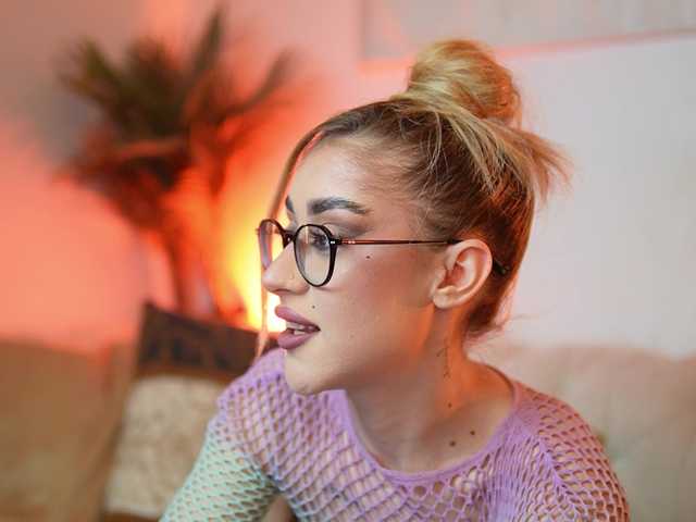 AileenKiss's BongaCams show and profile