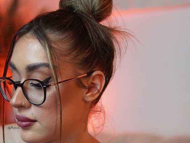 AileenKiss's BongaCams show and profile