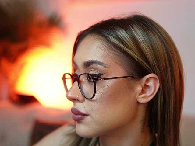 AileenKiss's BongaCams show and profile