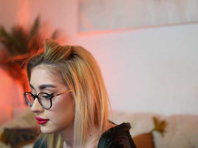 AileenKiss's BongaCams show and profile