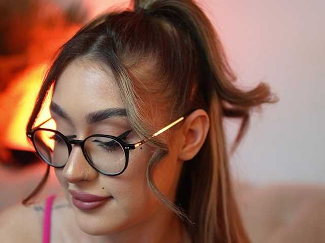 AileenKiss's BongaCams show and profile