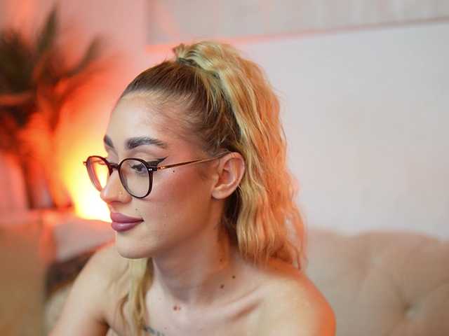 AileenKiss's BongaCams show and profile