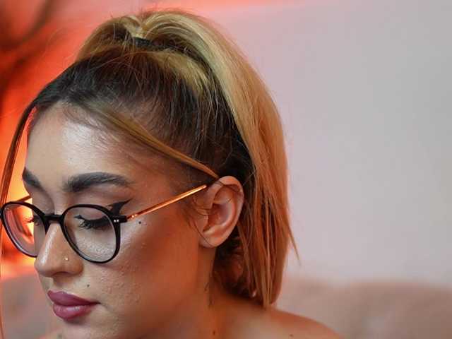 AileenKiss's BongaCams show and profile