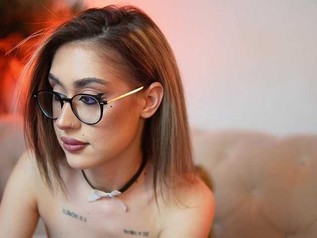 AileenKiss's BongaCams show and profile