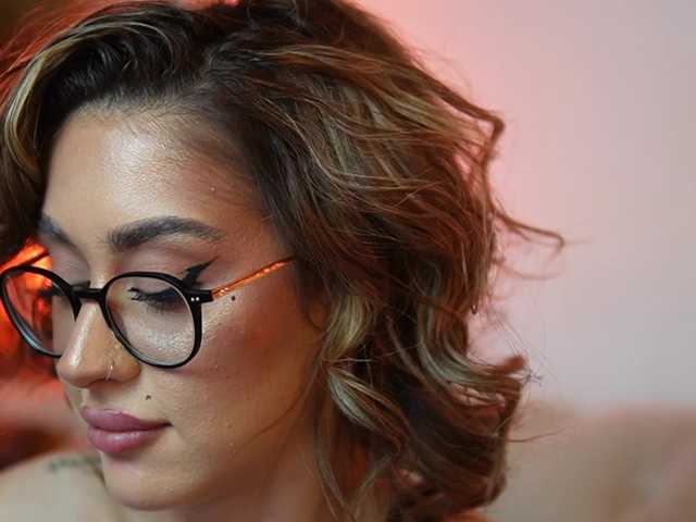 AileenKiss's BongaCams show and profile