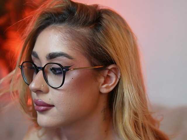 AileenKiss's BongaCams show and profile