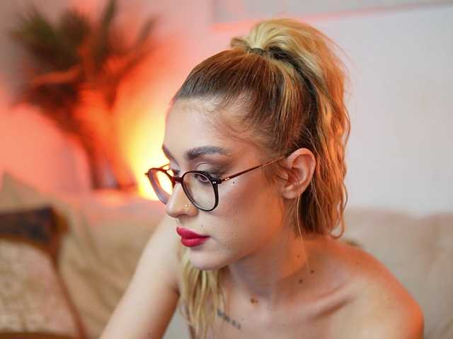 AileenKiss's BongaCams show and profile