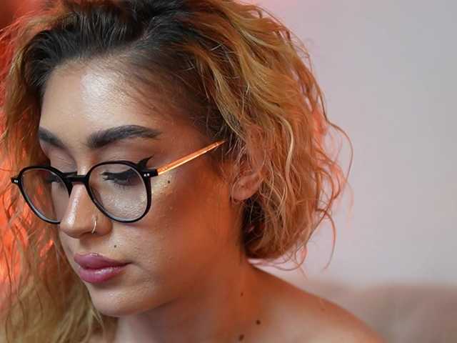 AileenKiss's BongaCams show and profile