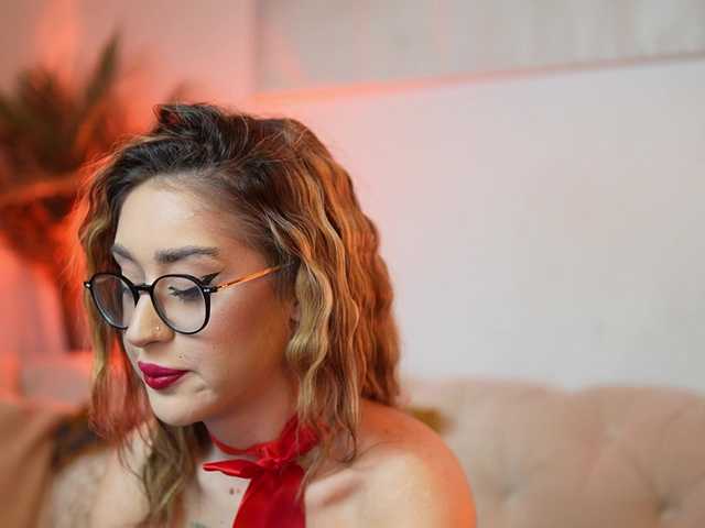 AileenKiss's BongaCams show and profile