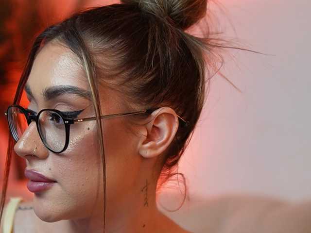 AileenKiss's BongaCams show and profile