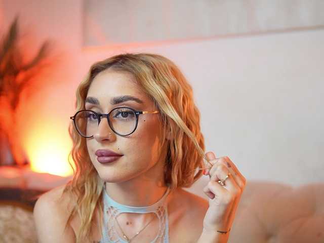 AileenKiss's BongaCams show and profile