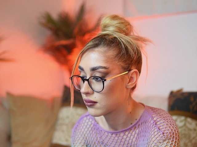 AileenKiss's BongaCams show and profile