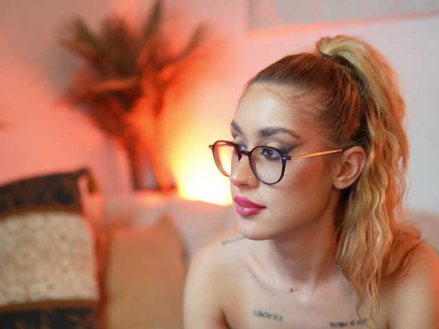 AileenKiss's BongaCams show and profile