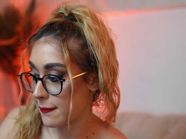 AileenKiss's BongaCams show and profile