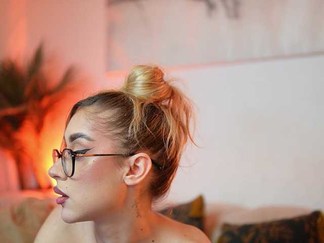 AileenKiss's BongaCams show and profile