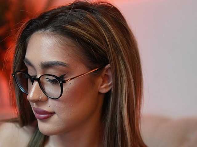 AileenKiss's BongaCams show and profile