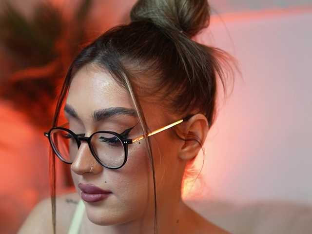 AileenKiss's BongaCams show and profile