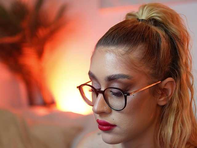 AileenKiss's BongaCams show and profile