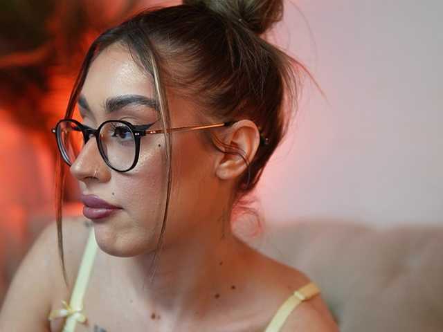 AileenKiss's BongaCams show and profile