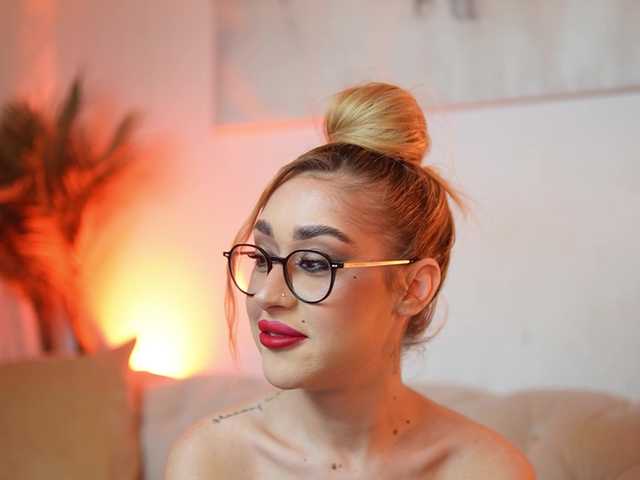 AileenKiss's BongaCams show and profile