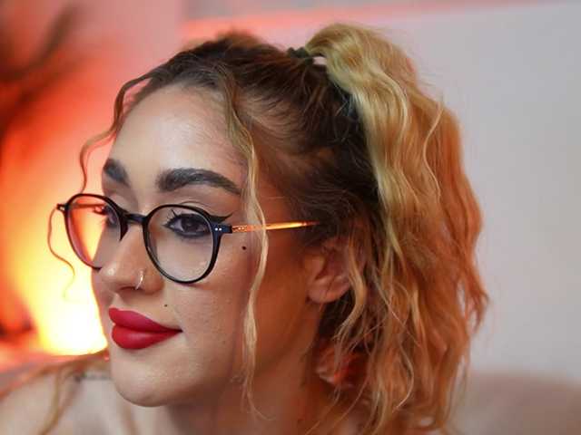 AileenKiss's BongaCams show and profile