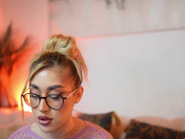 AileenKiss's BongaCams show and profile