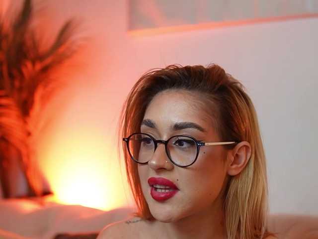 AileenKiss's BongaCams show and profile