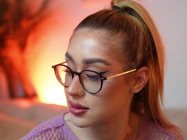 AileenKiss's BongaCams show and profile