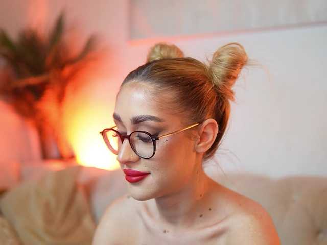 AileenKiss's BongaCams show and profile