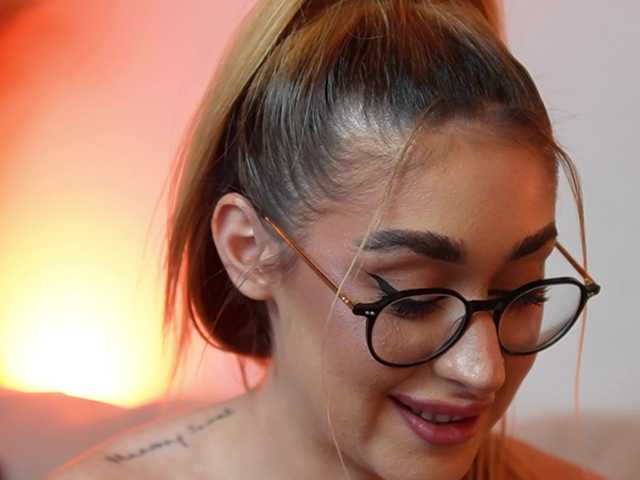 AileenKiss's BongaCams show and profile