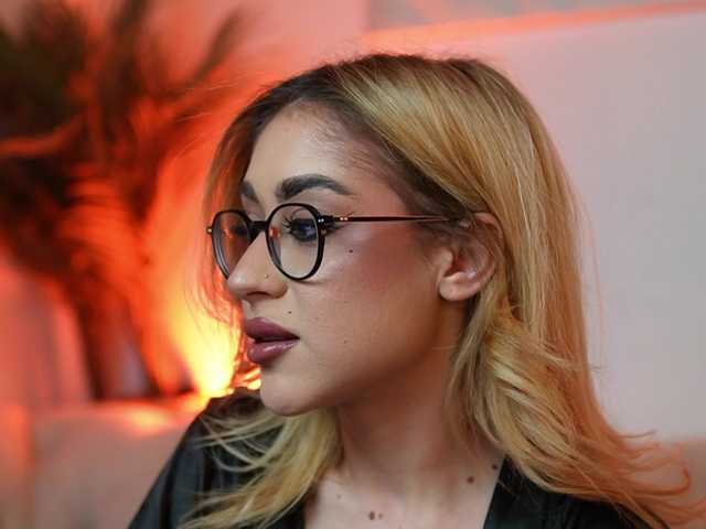 AileenKiss's BongaCams show and profile