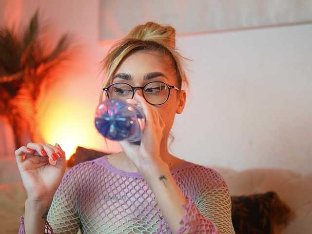 AileenKiss's BongaCams show and profile