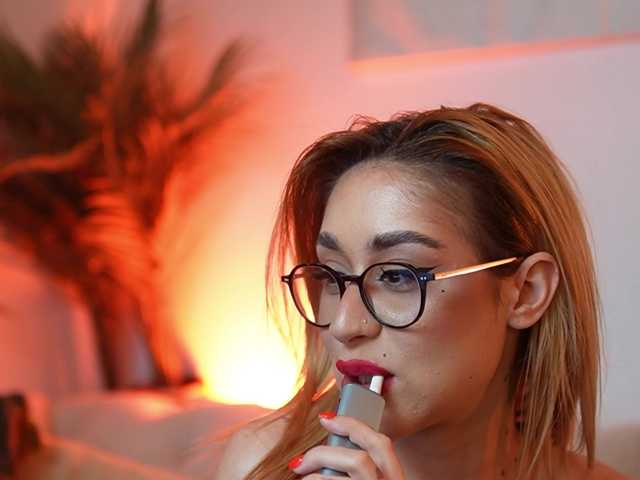 AileenKiss's BongaCams show and profile