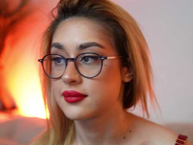 AileenKiss's BongaCams show and profile