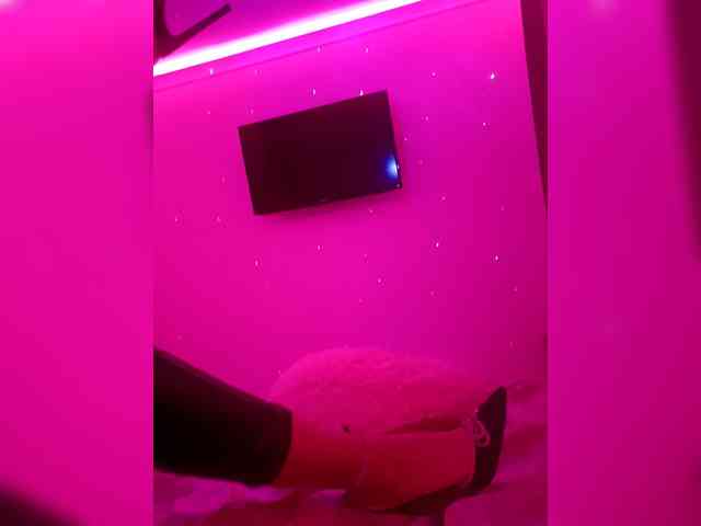 Alenasweetdesireee webcam
