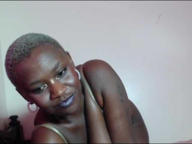 le modèle Rubby4 est en webcam porno dans un show sur le site bongacams, il possède les tags suivants: Ebony,Blonde,Hairy