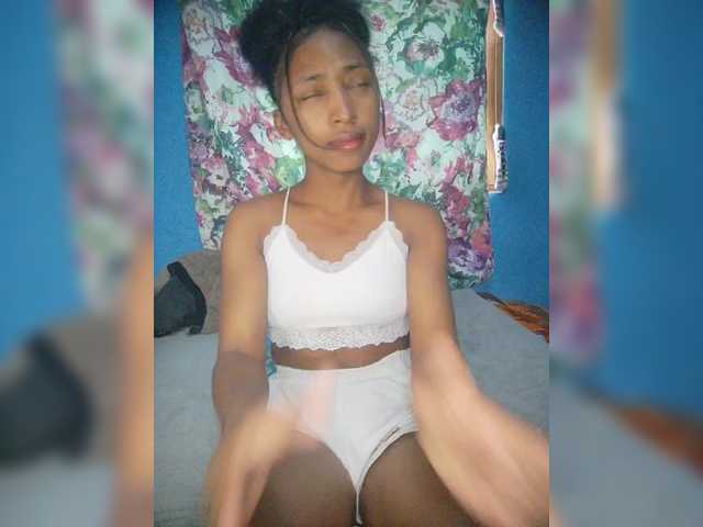 Annais19's BongaCams show and profile