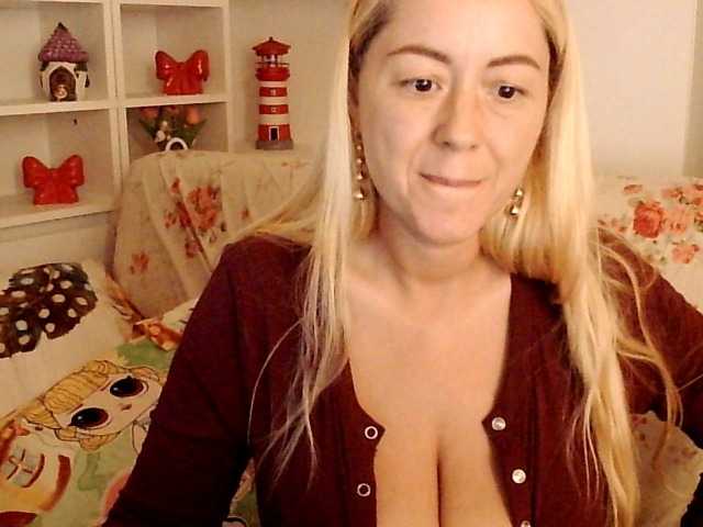 carolynesyera Live Cam on BongaCams