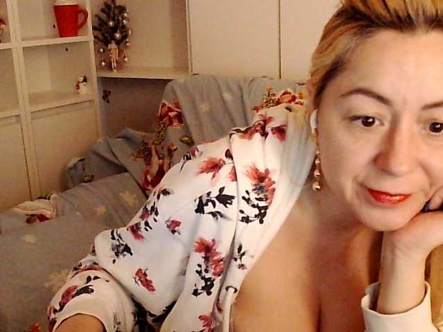 carolynesyera Live Cam and Statistics on UnifiedCams