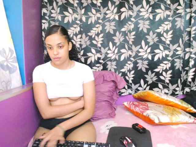 Indianmaxine07 webcam