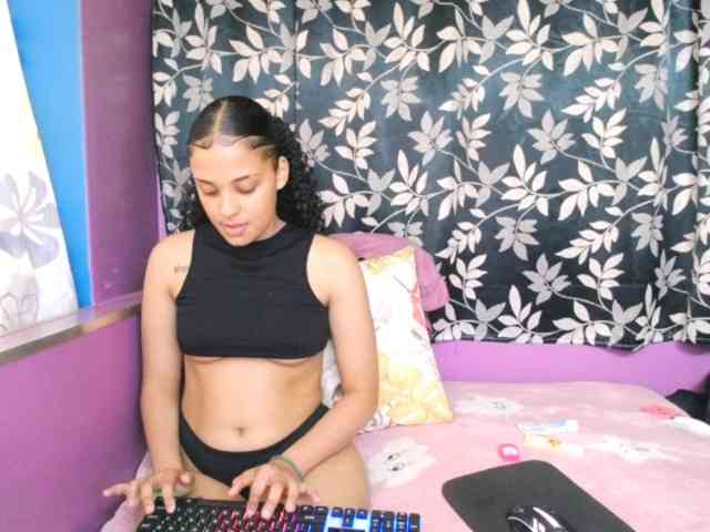 Indianmaxine07 webcam
