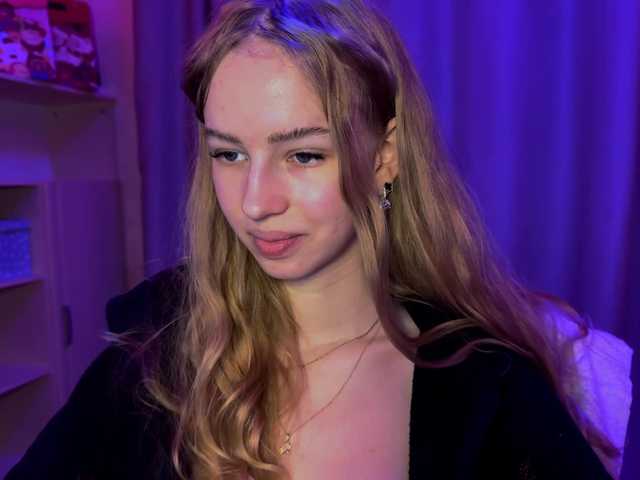 SweetyWhisper Live Cam and Statistics on UnifiedCams