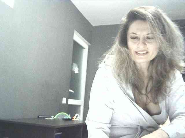 lionessmom webcam