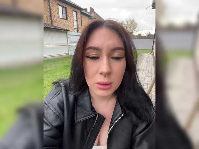 CurvyWoman-'s BongaCams show and profile