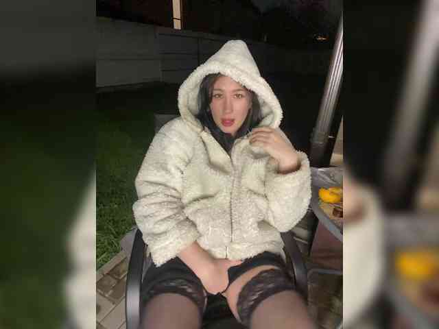 CurvyWoman- Live Webcam on {site_name}