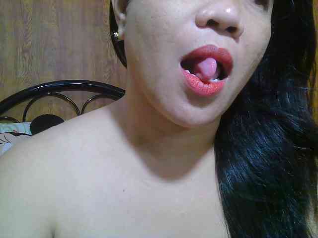 Sweetlips69 webcam