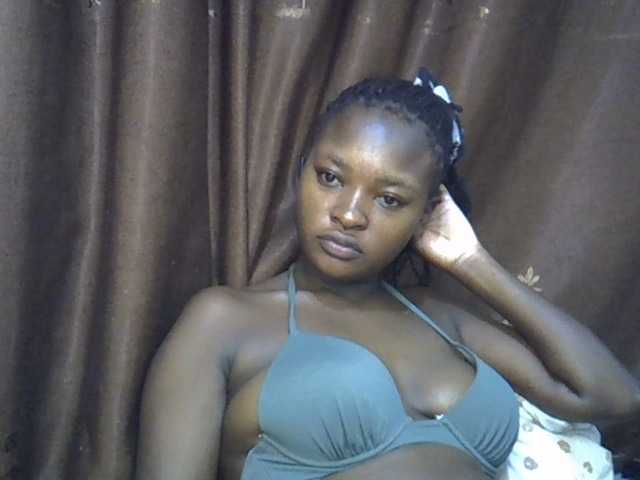 le modèle sweet-luna1 est en webcam porno dans un show sur le site bongacams, il possède les tags suivants: Ebony,Brunette,Trimmed