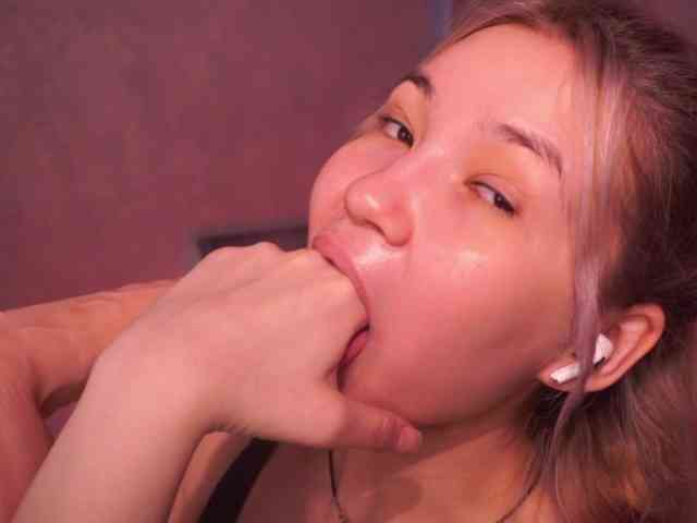 MerandaBlosom webcam