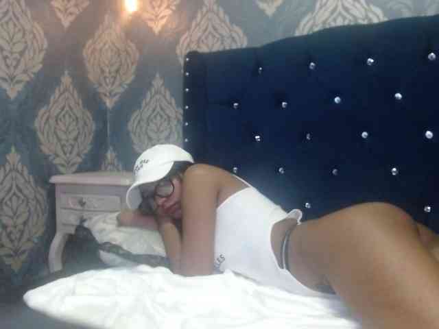Zoerogers webcam